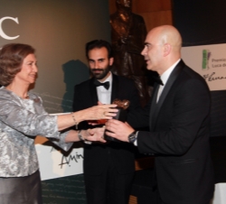 Su Majestad la Reina entrega el premio "Mingote" a Carlos López